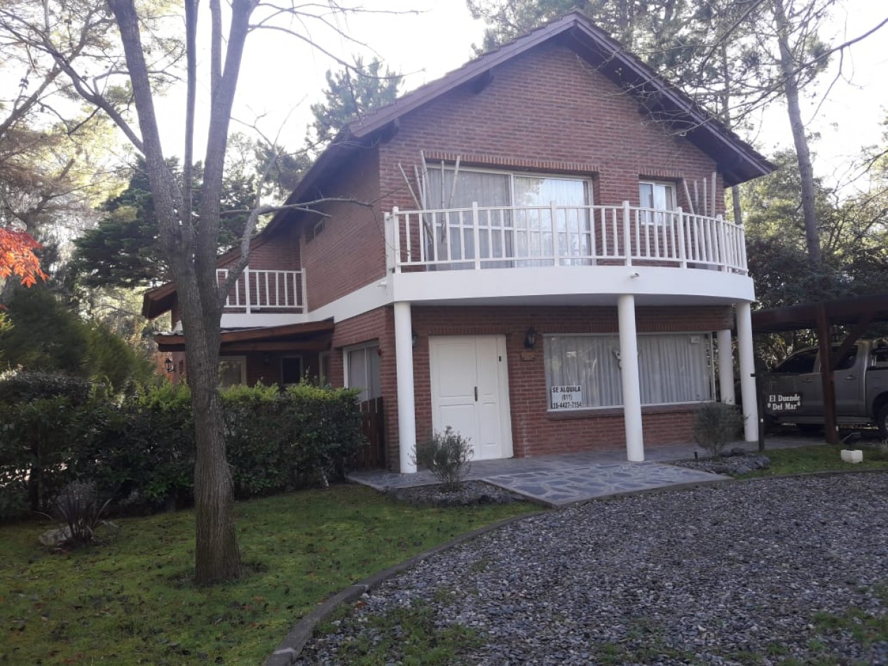 AMPLIA CASA EN CARILO CON PILETA Y JACUZZI EXTERIOR