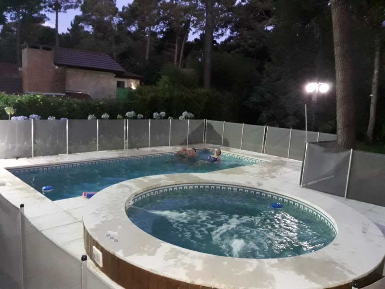 AMPLIA CASA EN CARILO CON PILETA Y JACUZZI EXTERIOR