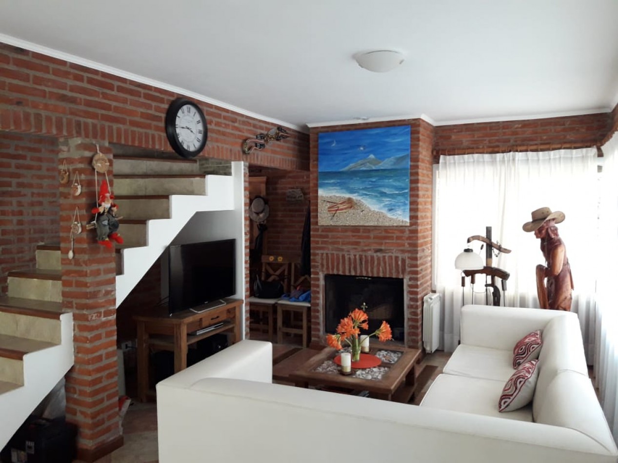 AMPLIA CASA EN CARILO CON PILETA Y JACUZZI EXTERIOR
