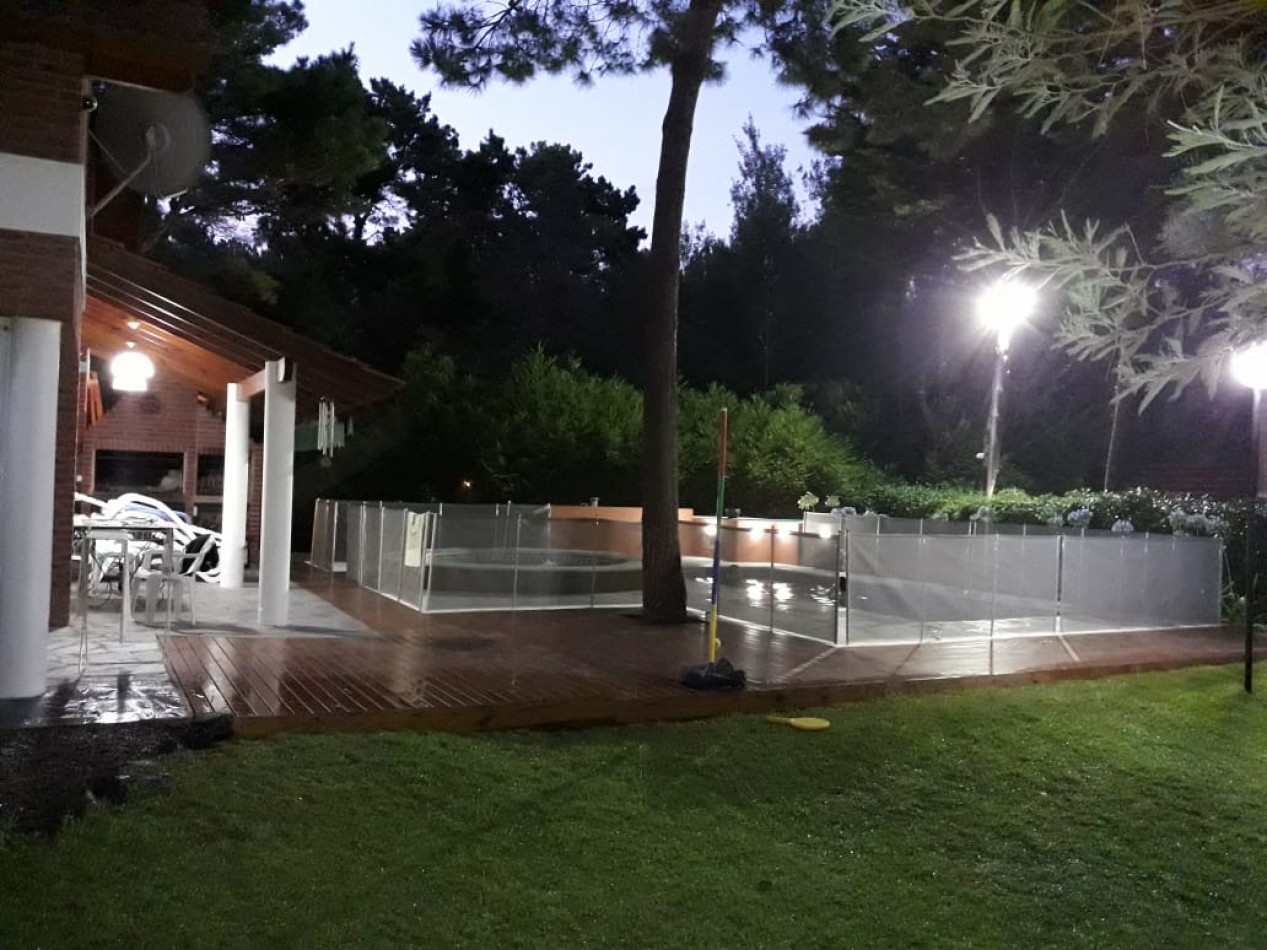 AMPLIA CASA EN CARILO CON PILETA Y JACUZZI EXTERIOR