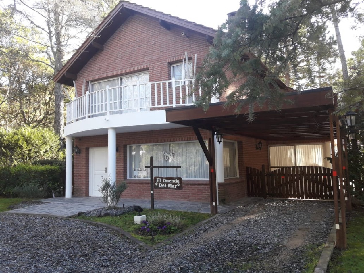 AMPLIA CASA EN CARILO CON PILETA Y JACUZZI EXTERIOR