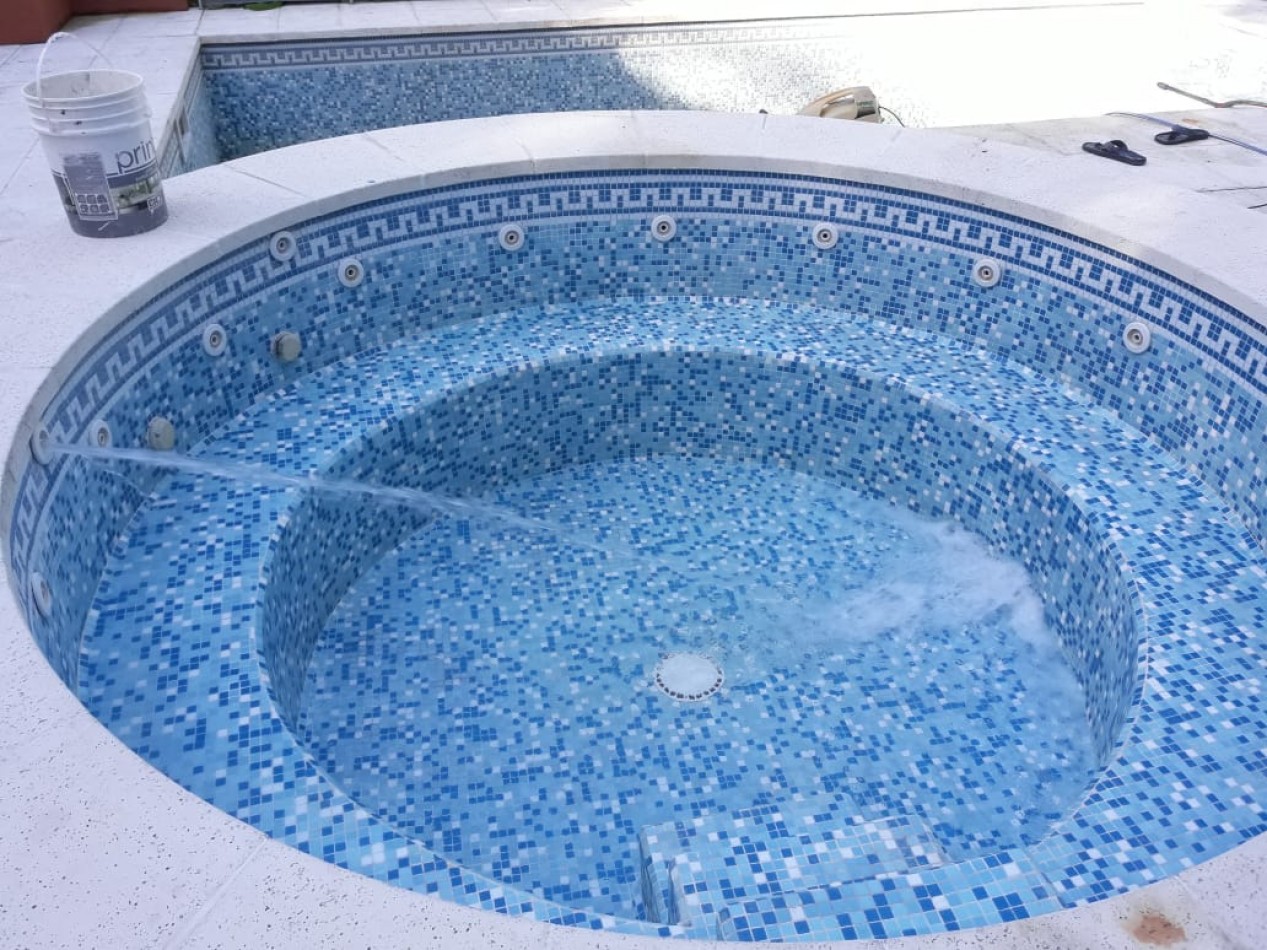 AMPLIA CASA EN CARILO CON PILETA Y JACUZZI EXTERIOR