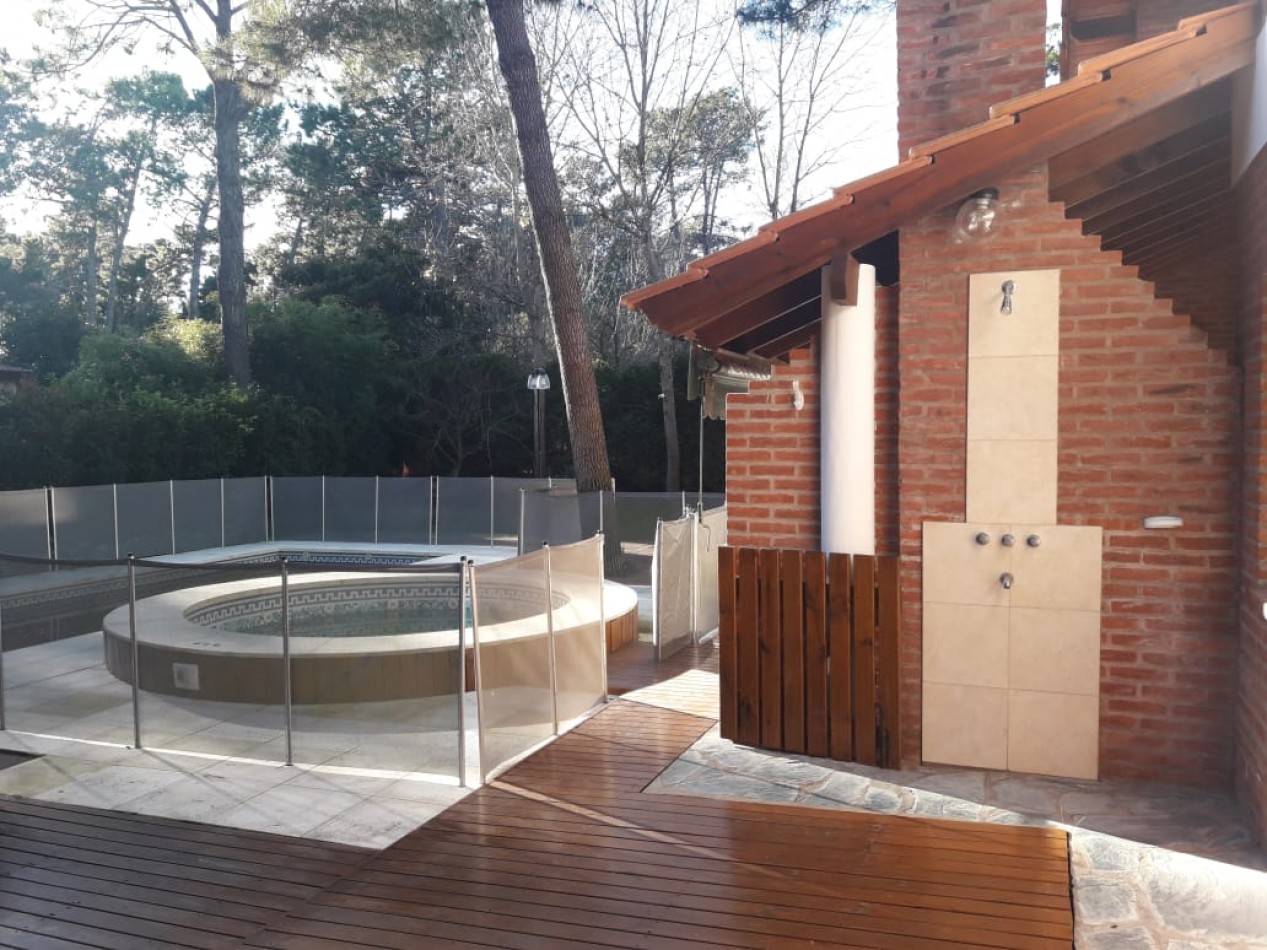 AMPLIA CASA EN CARILO CON PILETA Y JACUZZI EXTERIOR