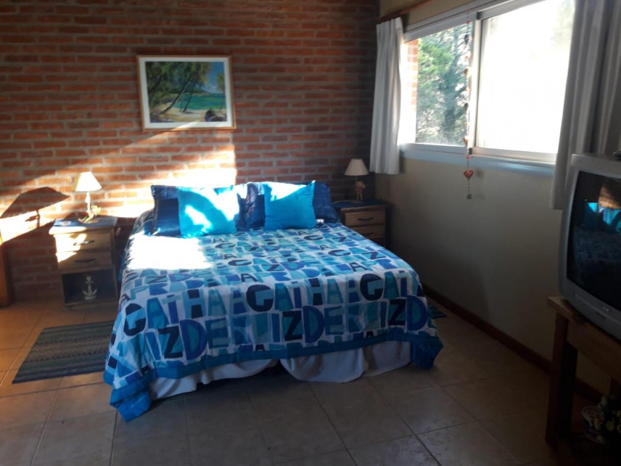 AMPLIA CASA EN CARILO CON PILETA Y JACUZZI EXTERIOR