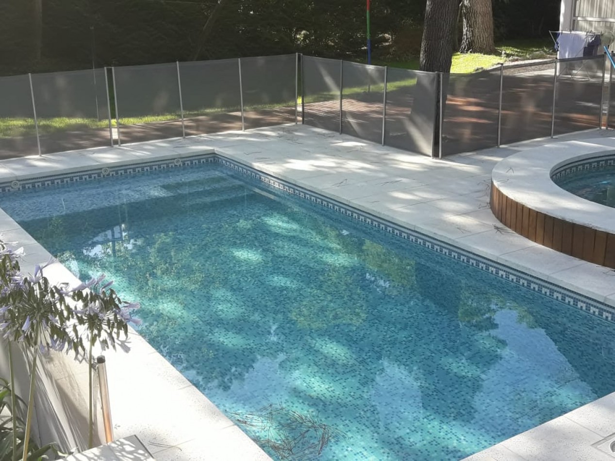 AMPLIA CASA EN CARILO CON PILETA Y JACUZZI EXTERIOR