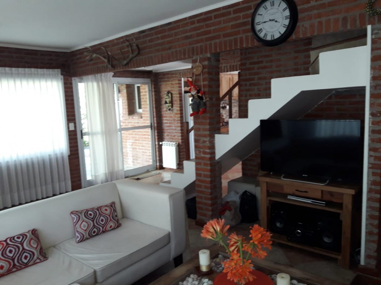 AMPLIA CASA EN CARILO CON PILETA Y JACUZZI EXTERIOR