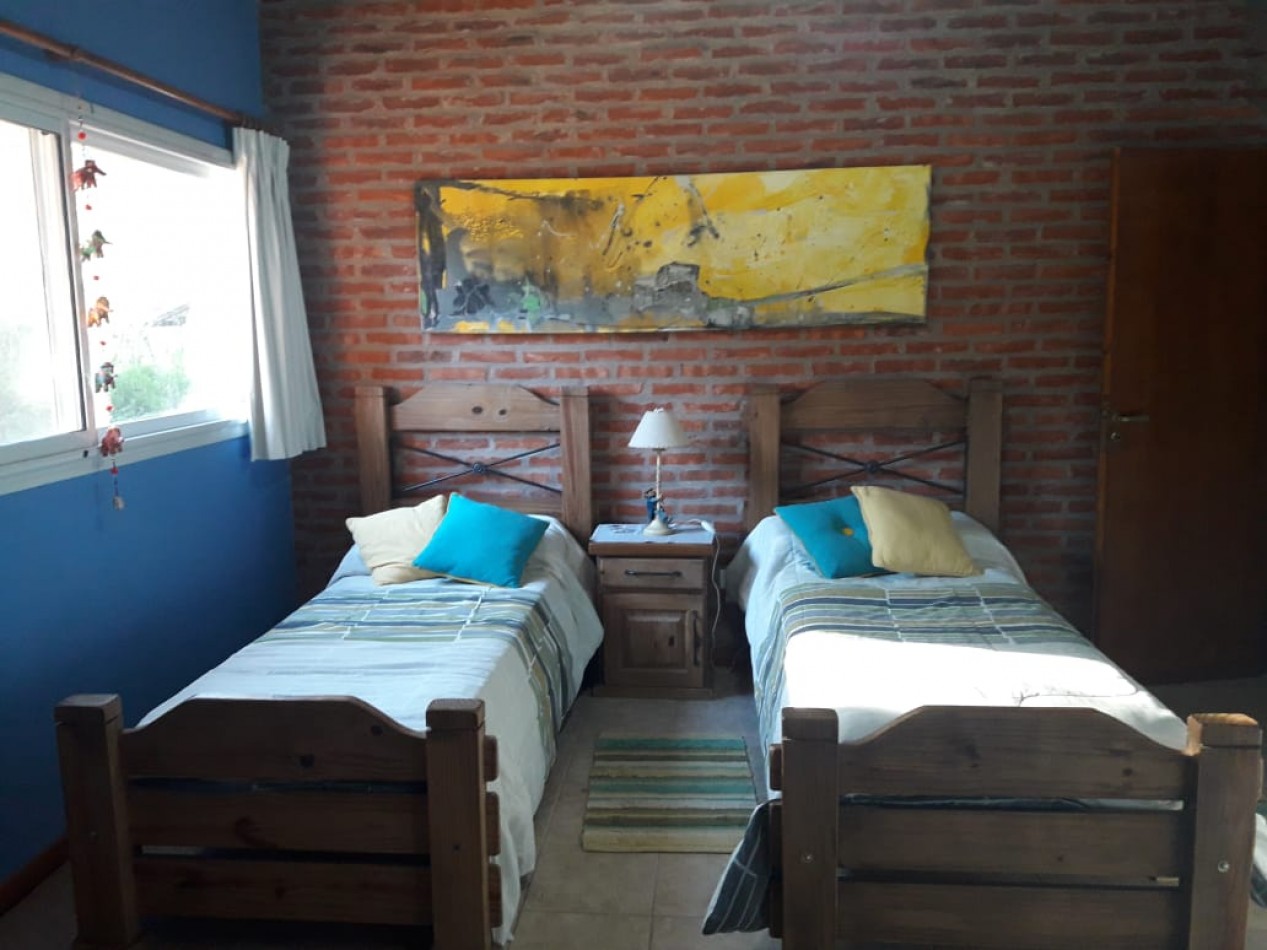 AMPLIA CASA EN CARILO CON PILETA Y JACUZZI EXTERIOR