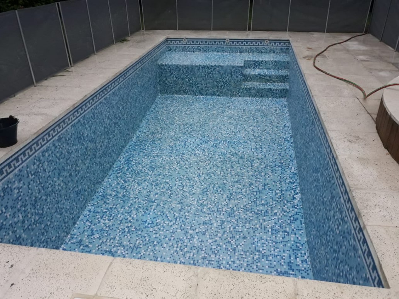 AMPLIA CASA EN CARILO CON PILETA Y JACUZZI EXTERIOR
