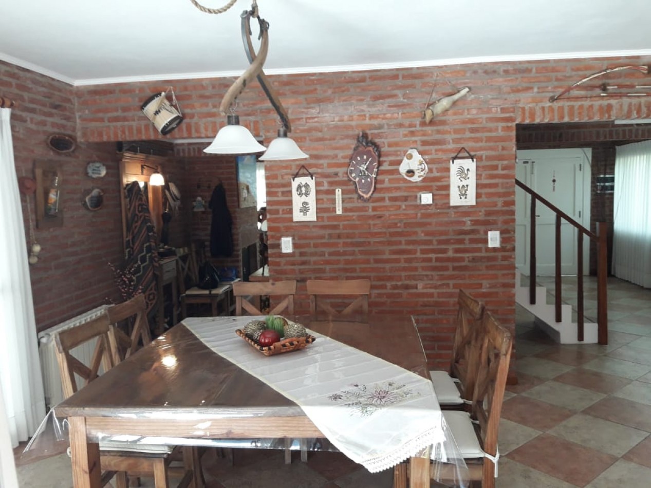 AMPLIA CASA EN CARILO CON PILETA Y JACUZZI EXTERIOR