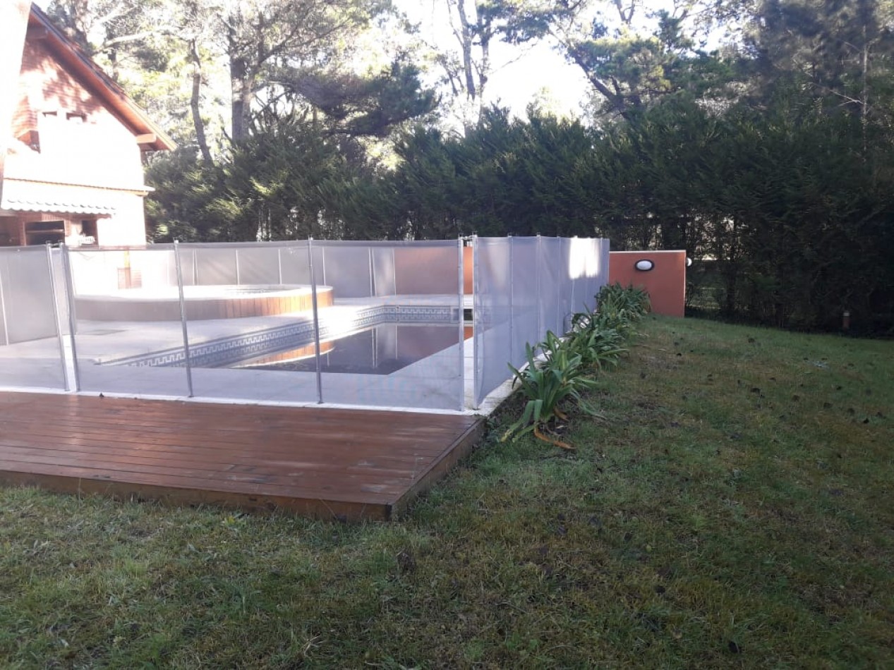 AMPLIA CASA EN CARILO CON PILETA Y JACUZZI EXTERIOR