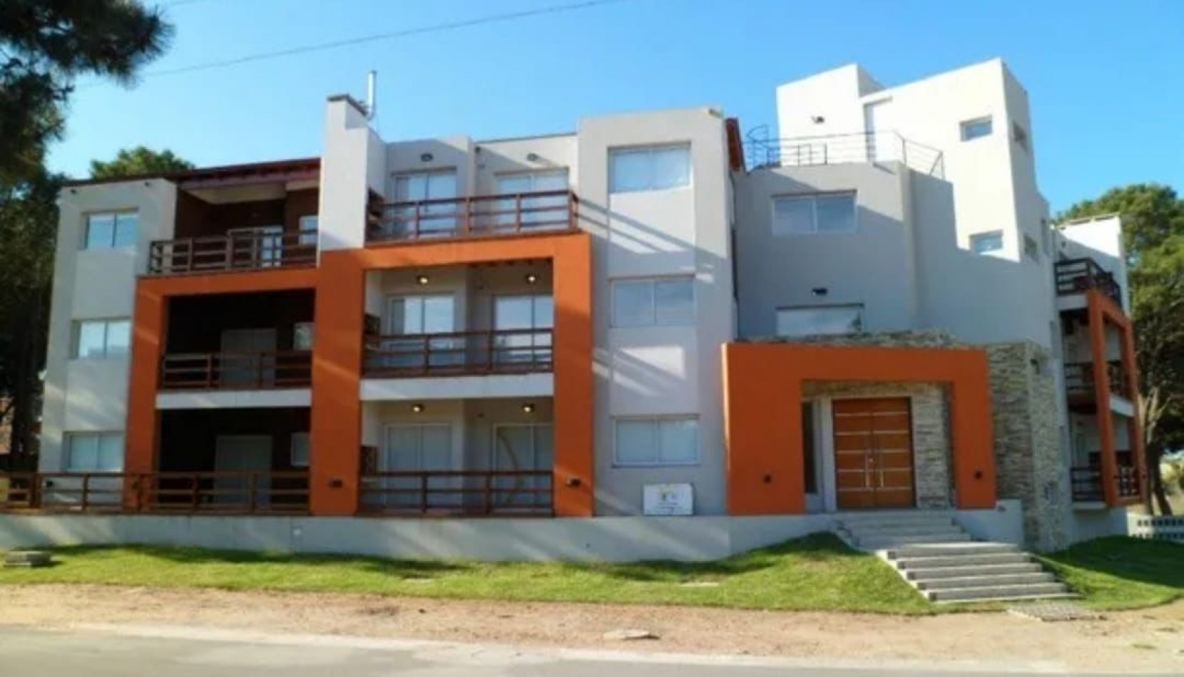 DEPARTAMENTO DE 3 AMBIENTES CON PARRILLA, PILETA Y COCHERA 