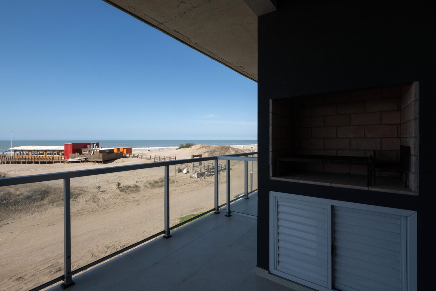 DEPARTAMENTO DE 2 AMBIENTES FRENTE AL MAR CON PILETA Y COCHERA