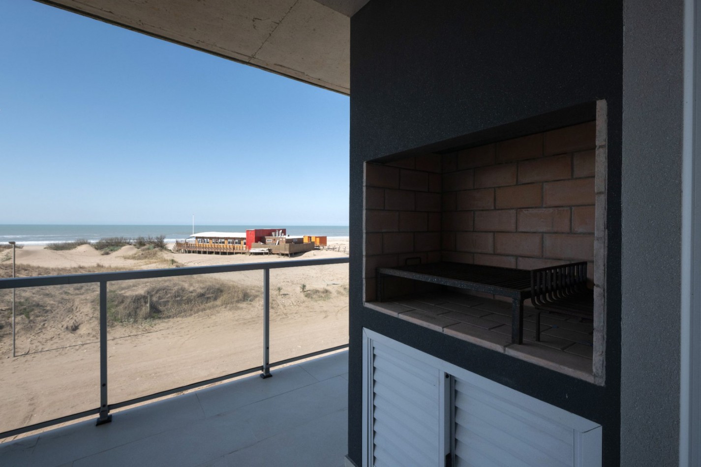 DEPARTAMENTO DE 2 AMBIENTES FRENTE AL MAR CON PILETA Y COCHERA