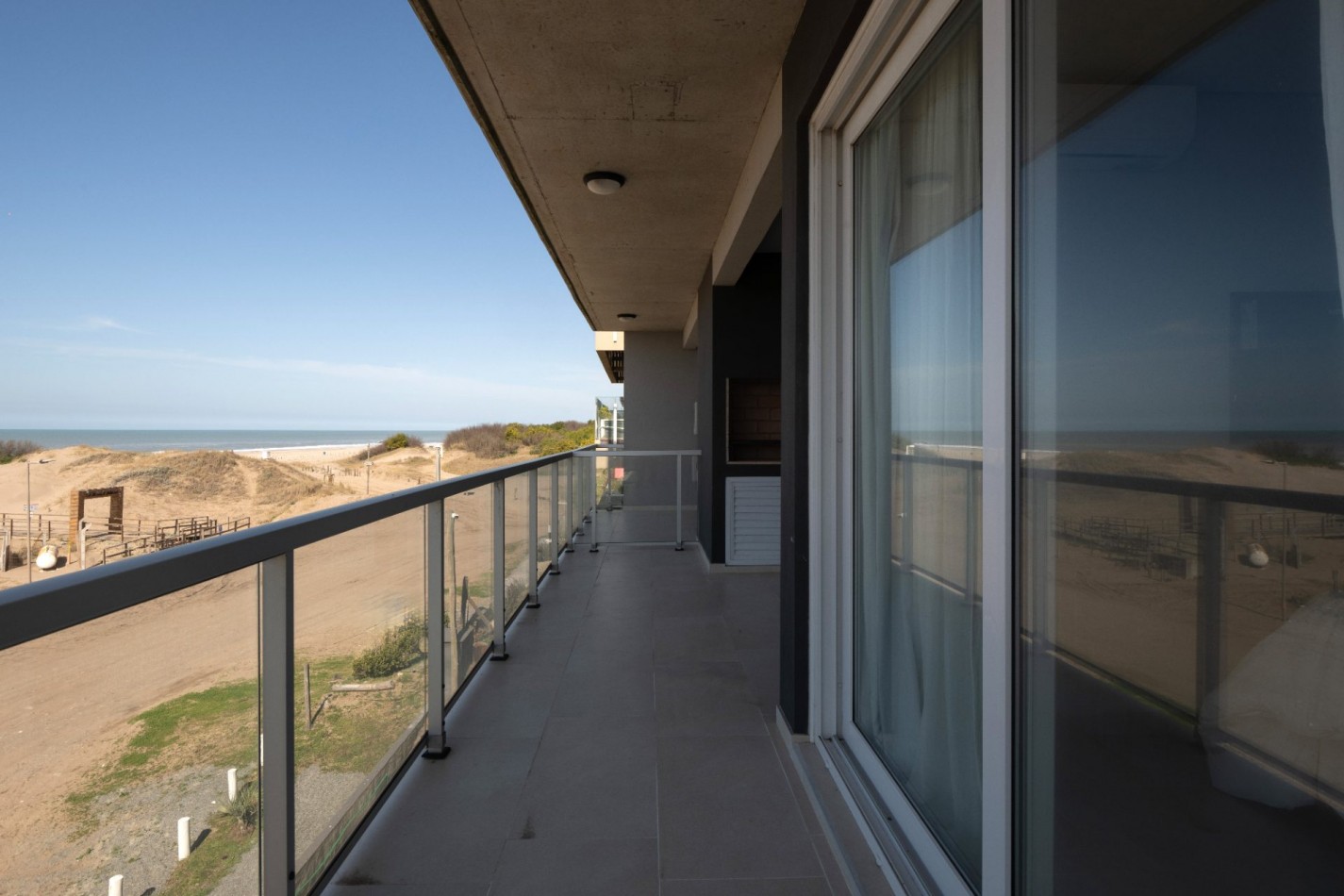 DEPARTAMENTO DE 2 AMBIENTES FRENTE AL MAR CON PILETA Y COCHERA