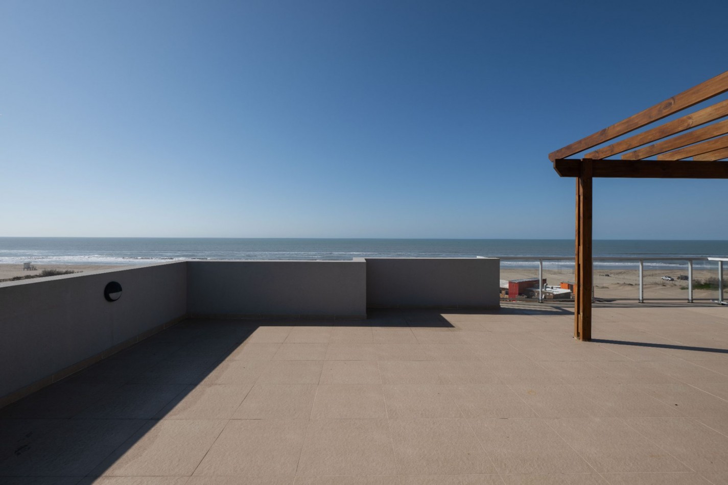 DEPARTAMENTO FRENTE AL MAR CON TERRAZA DE 90m²