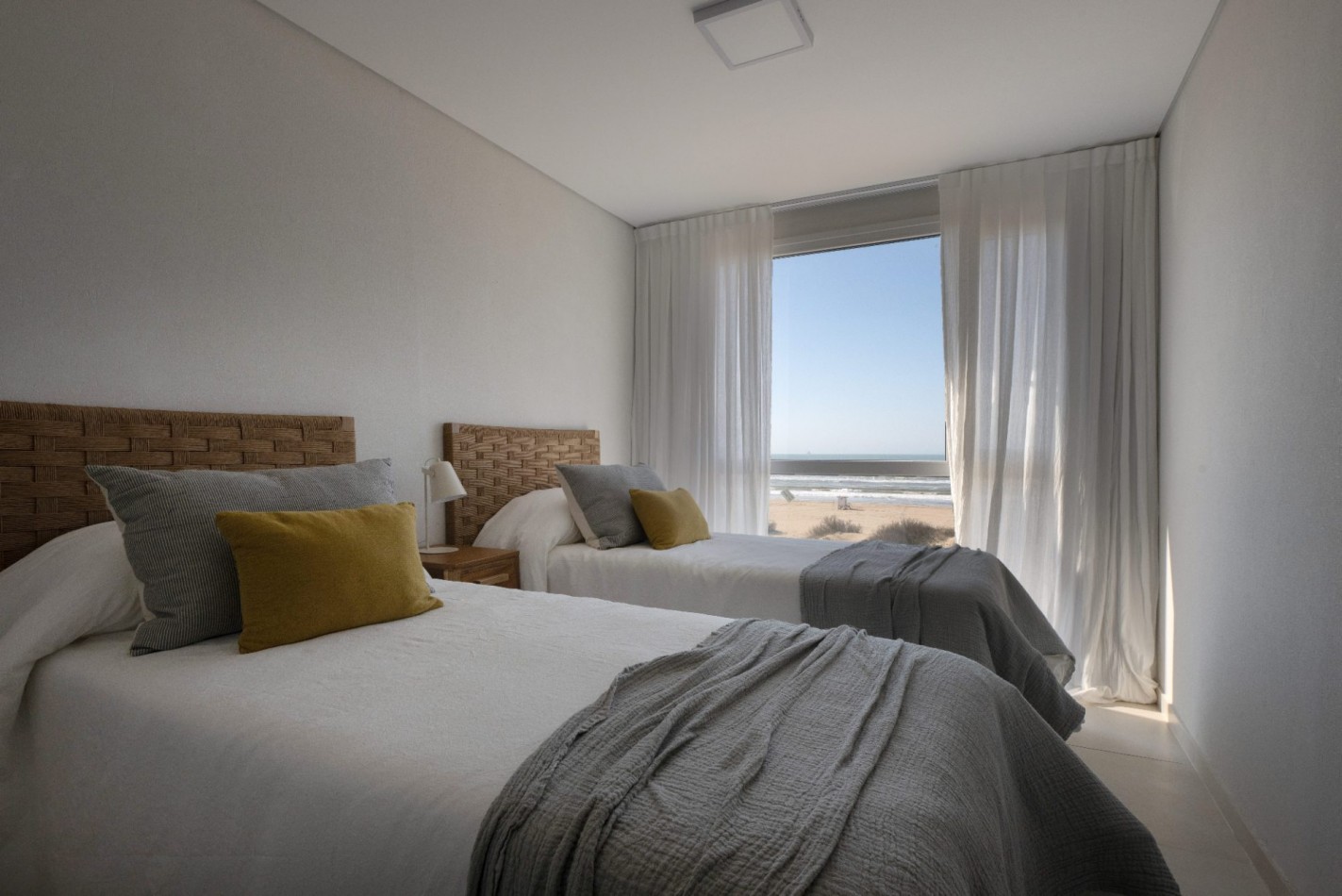 DEPARTAMENTO FRENTE AL MAR CON TERRAZA DE 90m²