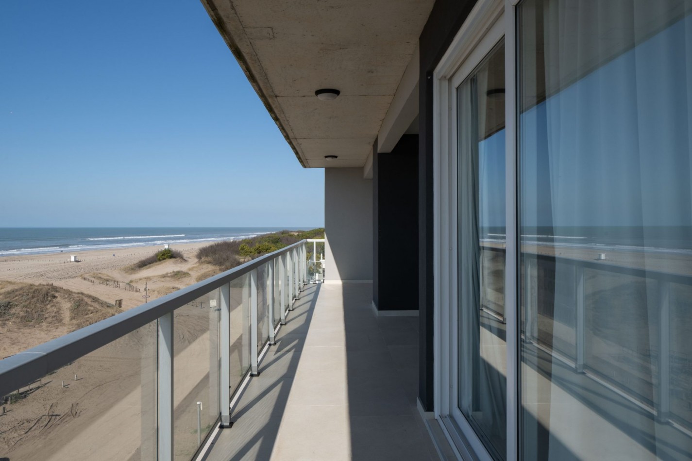 DEPARTAMENTO FRENTE AL MAR CON TERRAZA DE 90m²