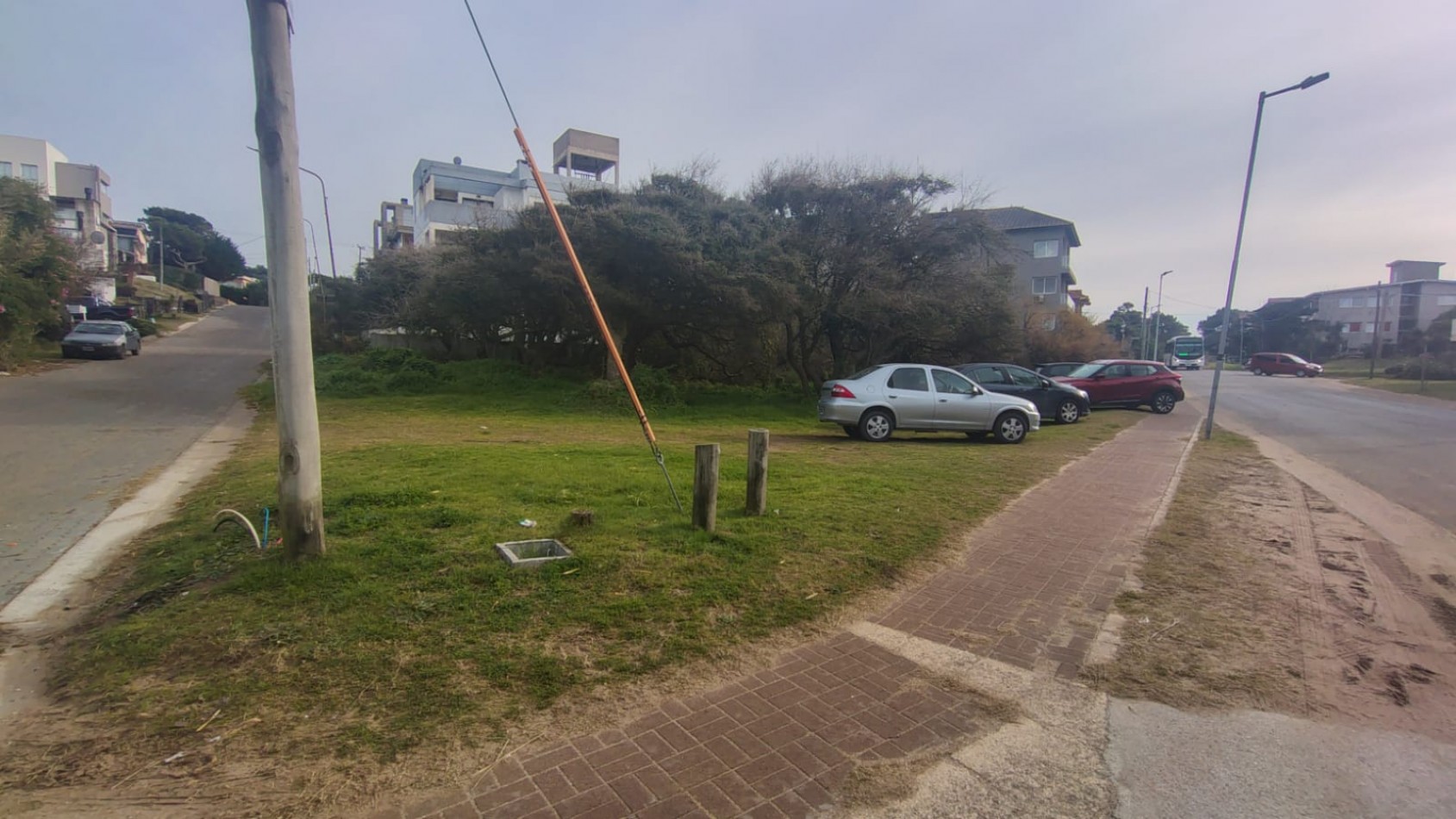 LOTE EN ESQUINA A 2 CUADRAS DEL MAR | 843 M² CONSTRUIBLES