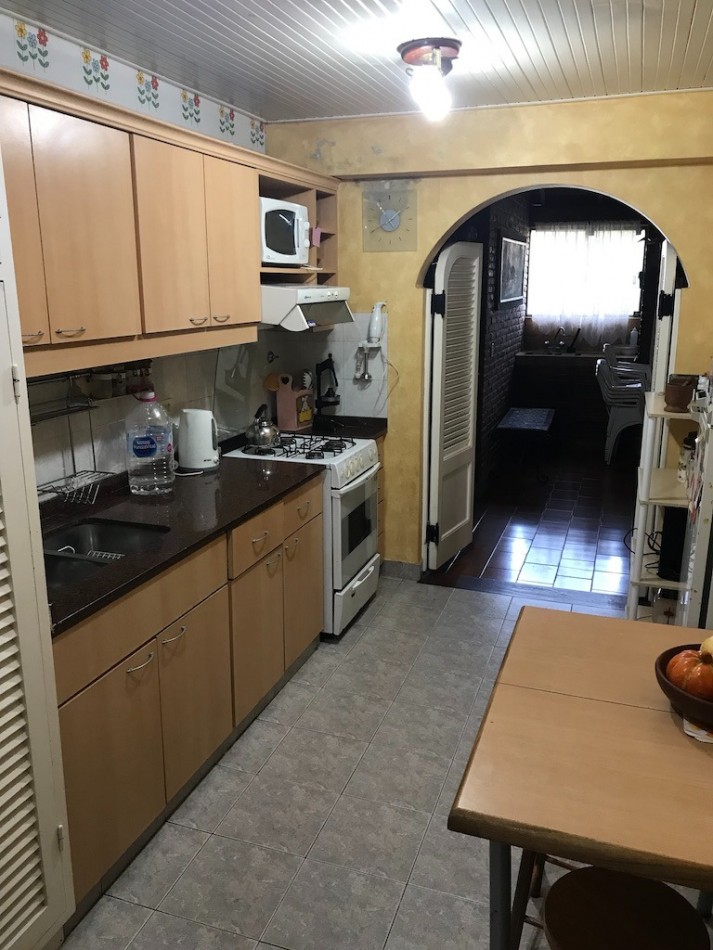 CASA EN AV. SHAW AL 1400 P/5 PERSONAS.