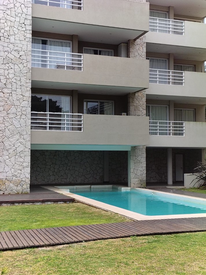 DEPARTAMENTO 2 AMBIENTES C/ PILETA Y COCHERA CUBIERTA
