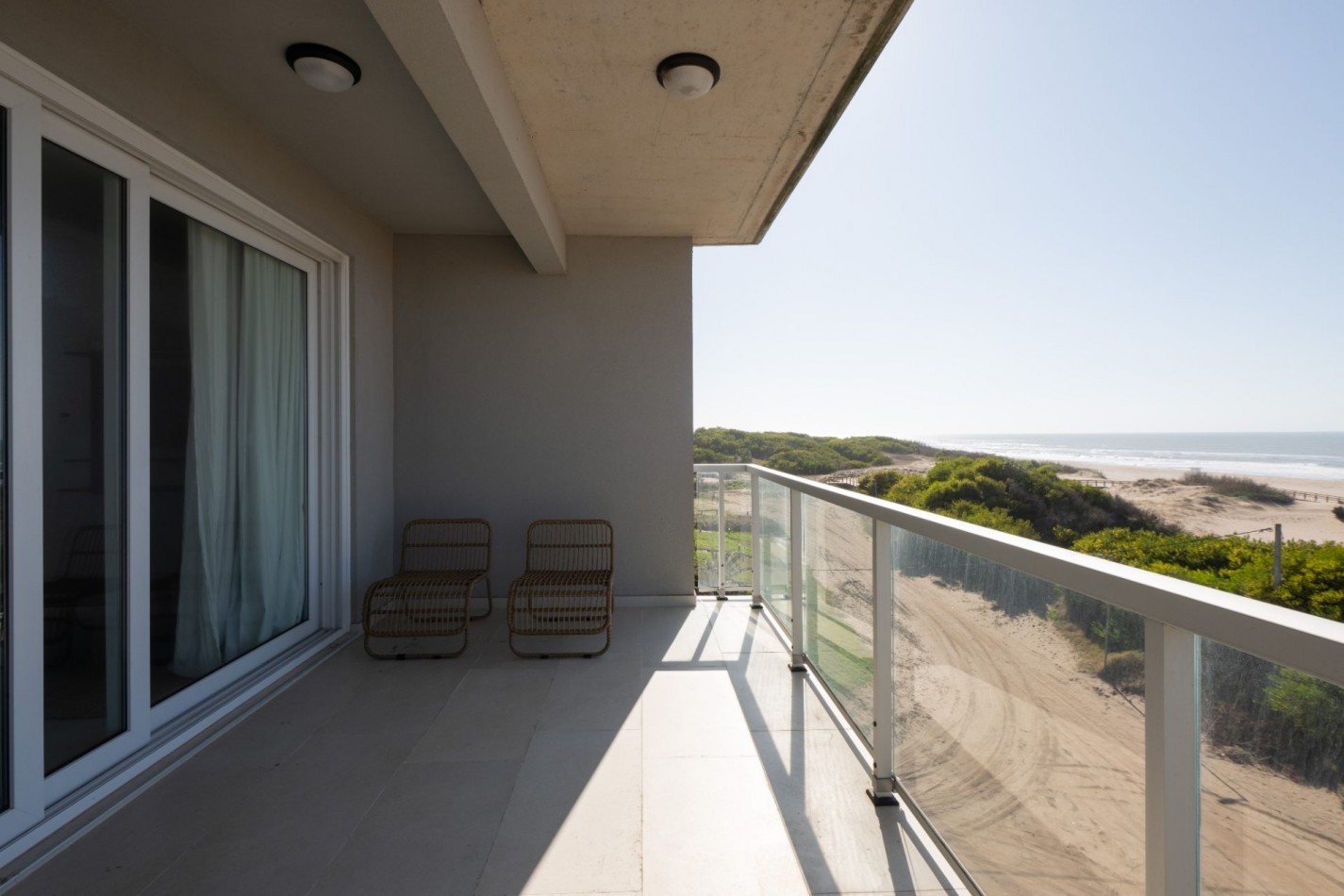 DEPARTAMENTO FRENTE AL MAR CON TERRAZA DE 90m²