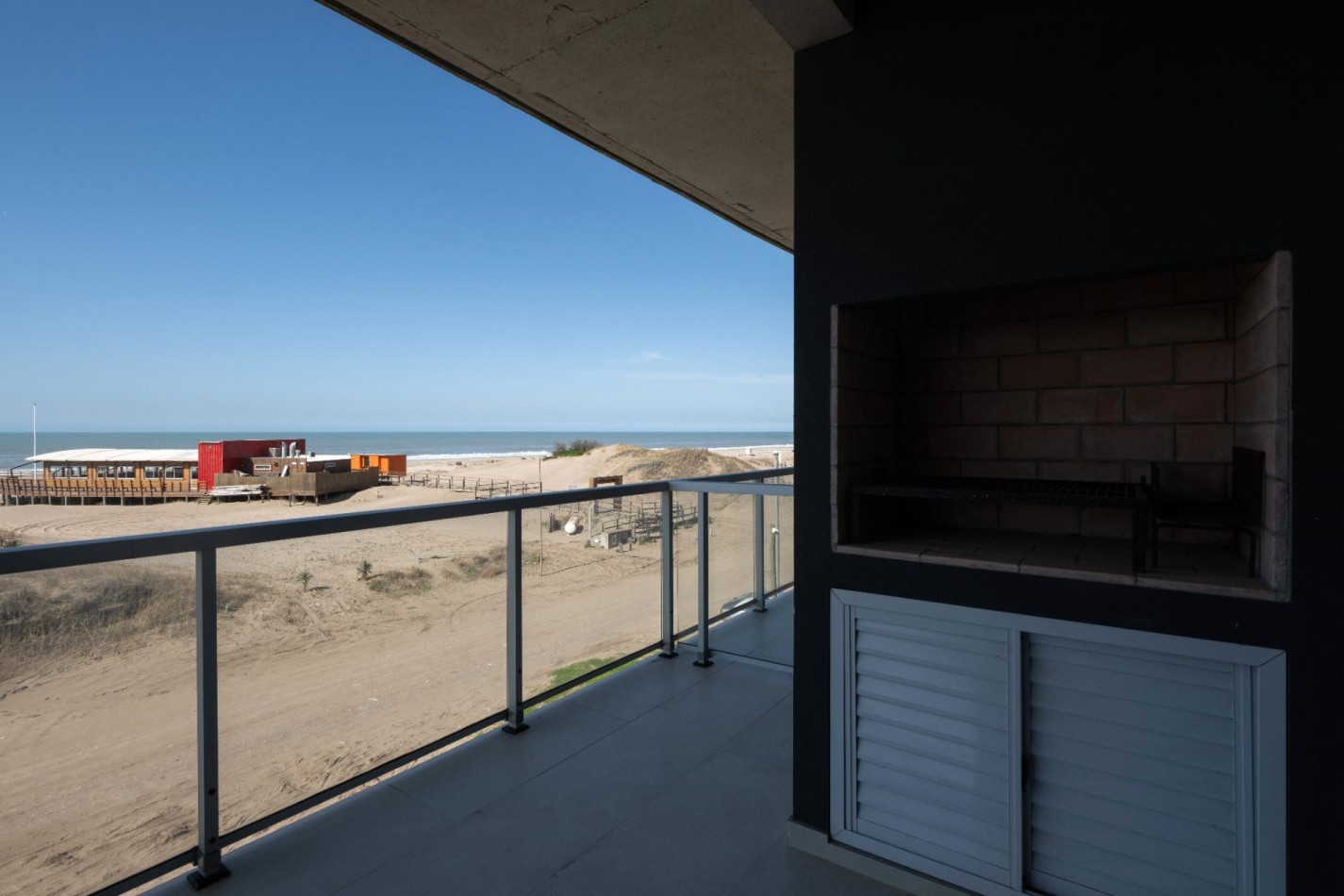 DEPARTAMENTO DE 2 AMBIENTES FRENTE AL MAR CON PILETA Y COCHERA