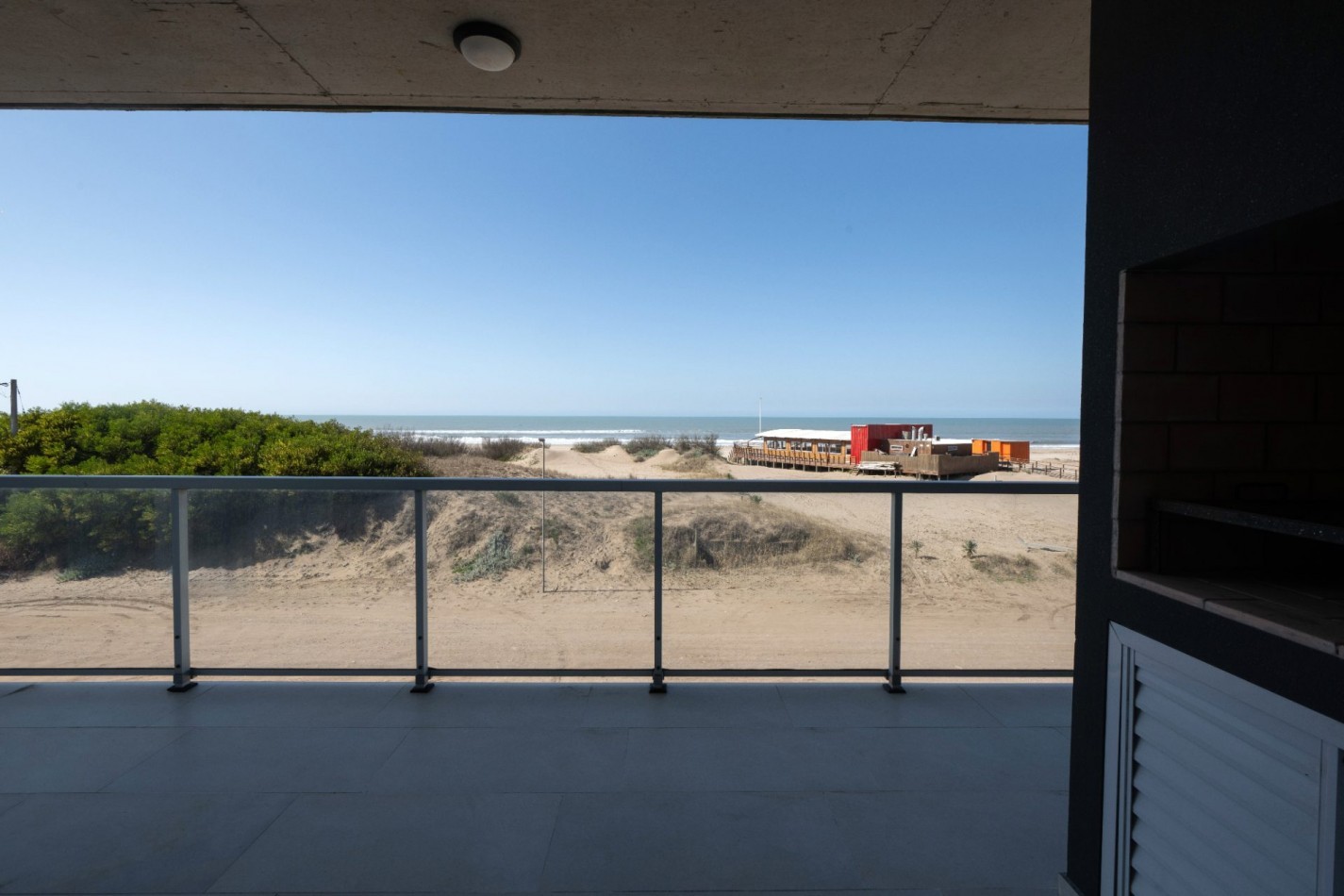 DEPARTAMENTO DE 2 AMBIENTES FRENTE AL MAR CON PILETA Y COCHERA