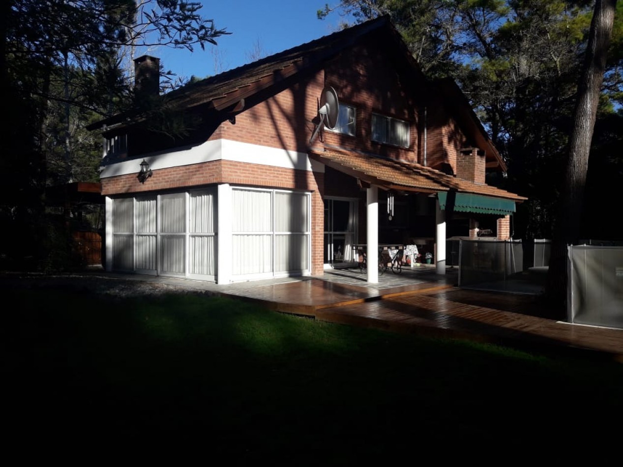 AMPLIA CASA EN CARILO CON PILETA Y JACUZZI EXTERIOR