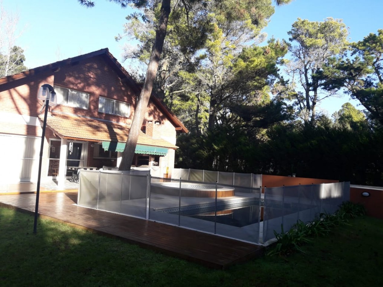 AMPLIA CASA EN CARILO CON PILETA Y JACUZZI EXTERIOR