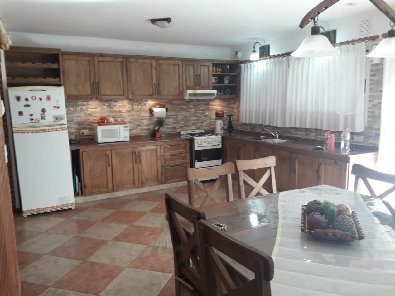 AMPLIA CASA EN CARILO CON PILETA Y JACUZZI EXTERIOR