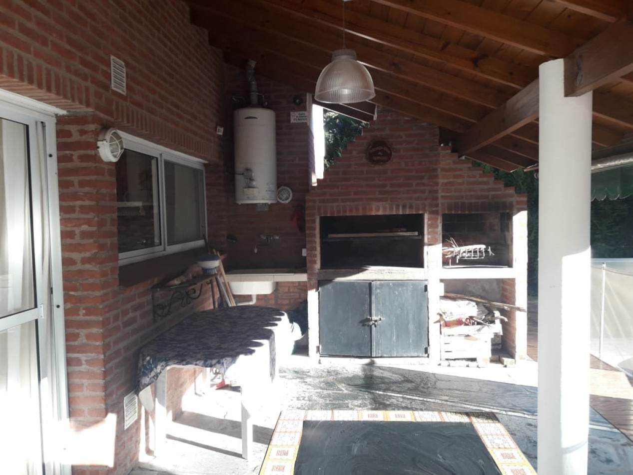 AMPLIA CASA EN CARILO CON PILETA Y JACUZZI EXTERIOR