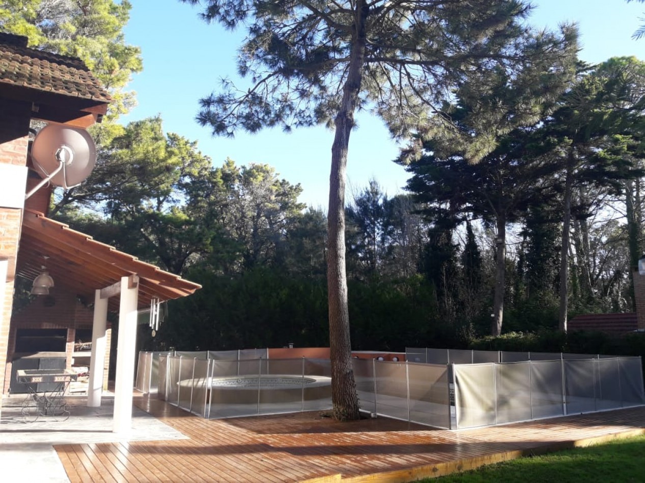 AMPLIA CASA EN CARILO CON PILETA Y JACUZZI EXTERIOR