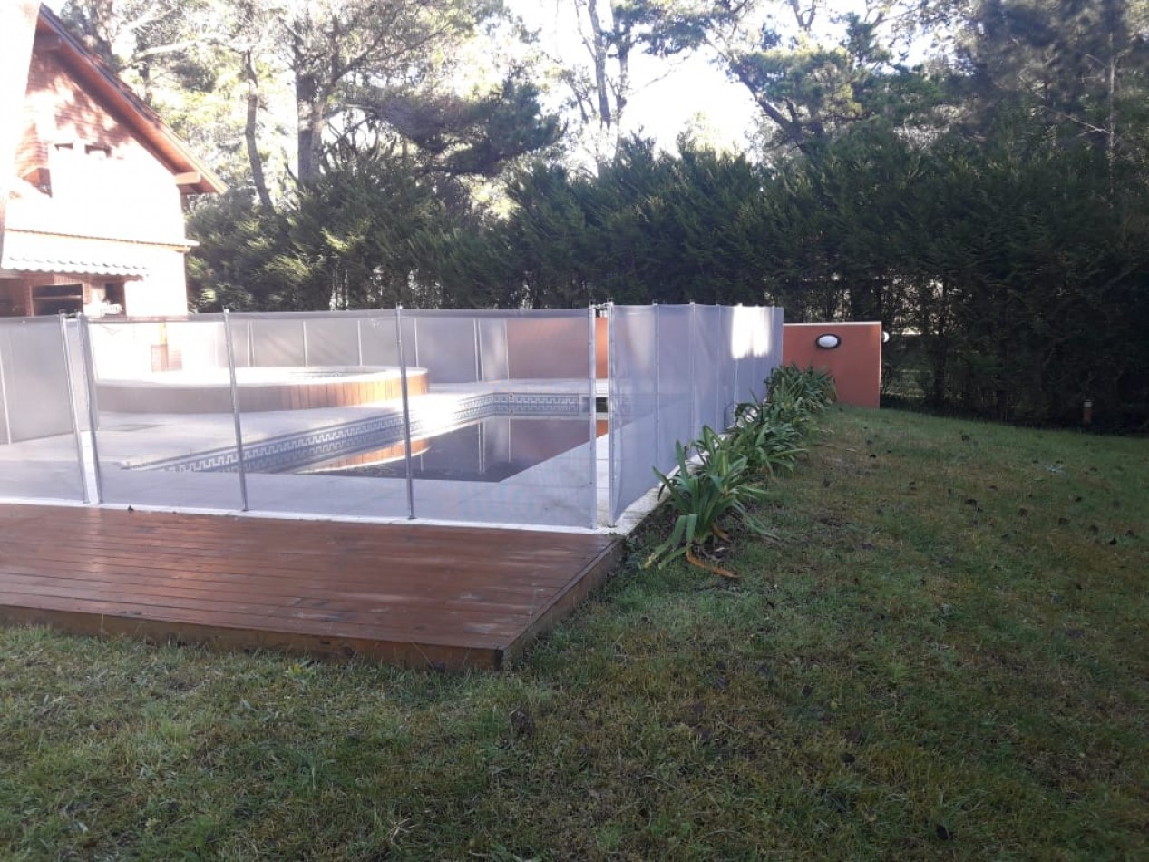AMPLIA CASA EN CARILO CON PILETA Y JACUZZI EXTERIOR