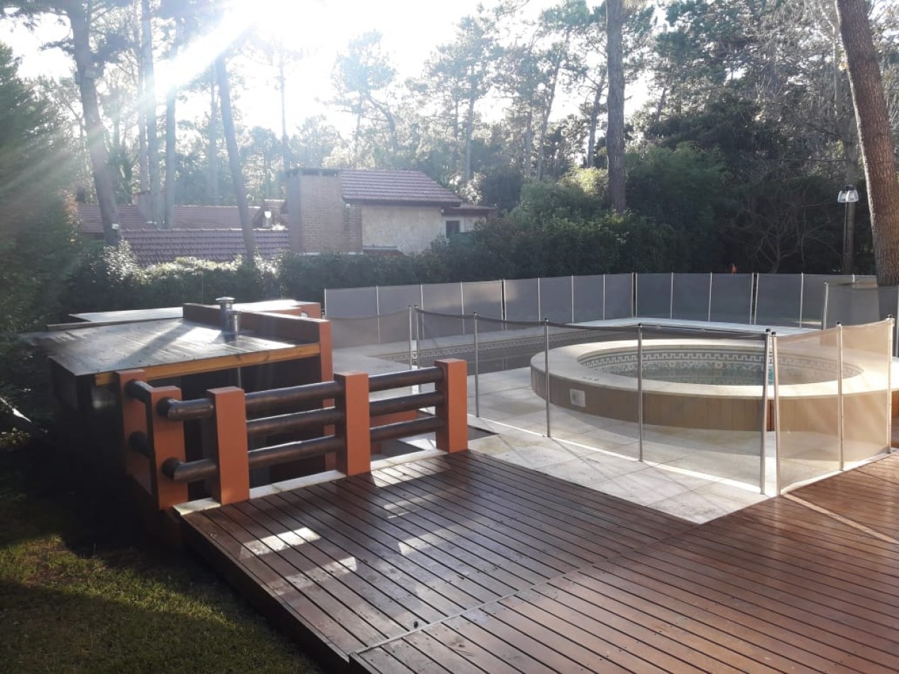 AMPLIA CASA EN CARILO CON PILETA Y JACUZZI EXTERIOR